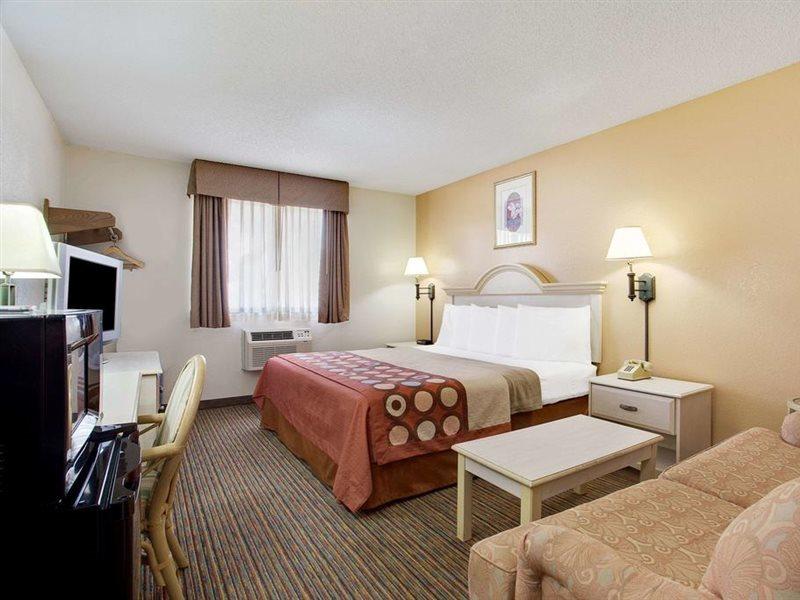 Hotel Super 8 By Wyndham Clearwater/St. Petersburg Airport Exterior foto